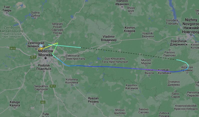 На карті Flightradar видно, що літак розвернувся під Нижнім Новгородом і попрямував назад до Москви.