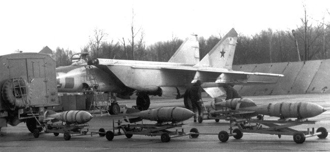 МиГ-25РБ та ФАБ-500Т, архівне фото з відкритих джерел