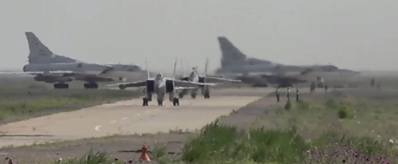 Підготовка до зльоту Ту-22М3 з Х-22 та МиГ-31К з "Кинжалами", ймовірно авіабаза "Ахтубинск", стоп-кадр з відео Міноборони РФ