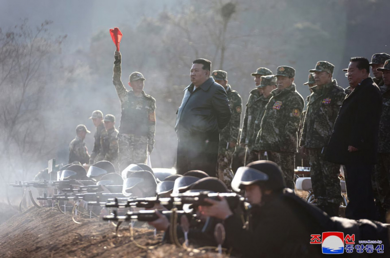 Показові стрільби північнокорейських військових за присутності Ким Чен Ин, березень 2024 року, фото з відкритих джерел