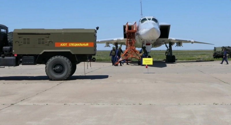 Ту-22М3 на авіабазі "Ахтубинск" під час навчань ядерних сил РФ, травень 2024 року