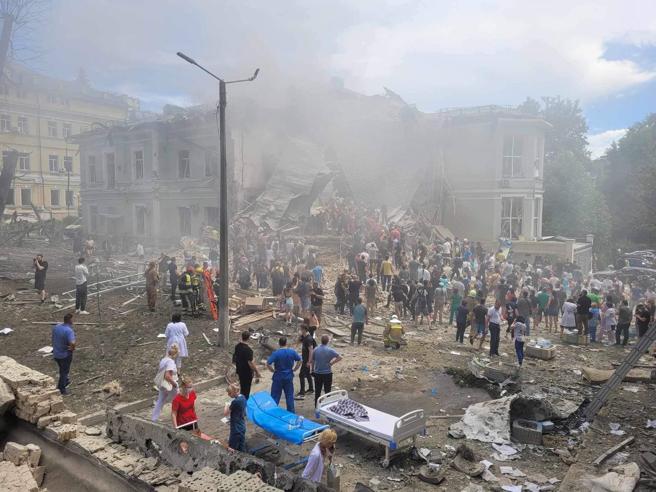 робір завалів після бомбардування росіян дитячої лікарні у Києві
