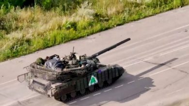 Український танк із тактичним маркуванням під час бойових дій в передмісті Суджі, 6 серпня 2024. Скрінот із відео, опублікованого Командуванням ДШВ ЗСУ