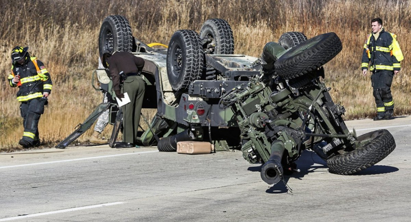 Перекинутий Humvee нацгвардії США (фото: Herald News, 2017 рік)