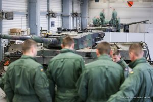 Українські військові під час навчання на танках Leopard 2 у Польщі. Фото: міноборони Польщі