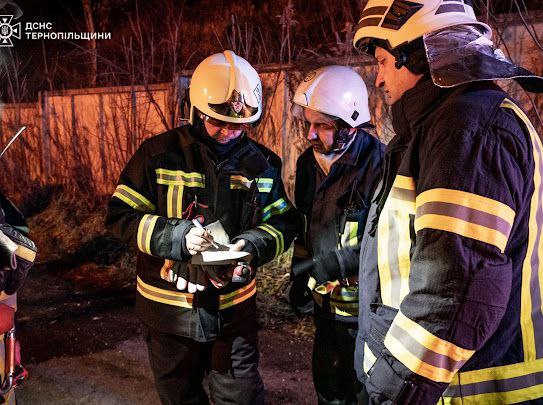  У Тернополі після удару дронів спалахнула пожежа на підприємстві. ФОТО 