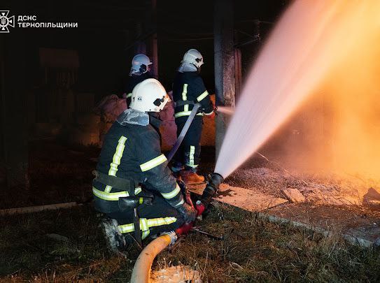  У Тернополі після удару дронів спалахнула пожежа на підприємстві. ФОТО 