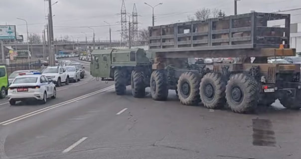 Випробування 6-вісного шасі від МКЗТ, призначення якого не розкривається, стоп-кадр відео із соцмереж