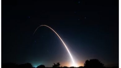 Неозброєна міжконтинентальна балістична ракета Minuteman III стартує під час експлуатаційних випробувань на базі космічних сил Ванденберг.
