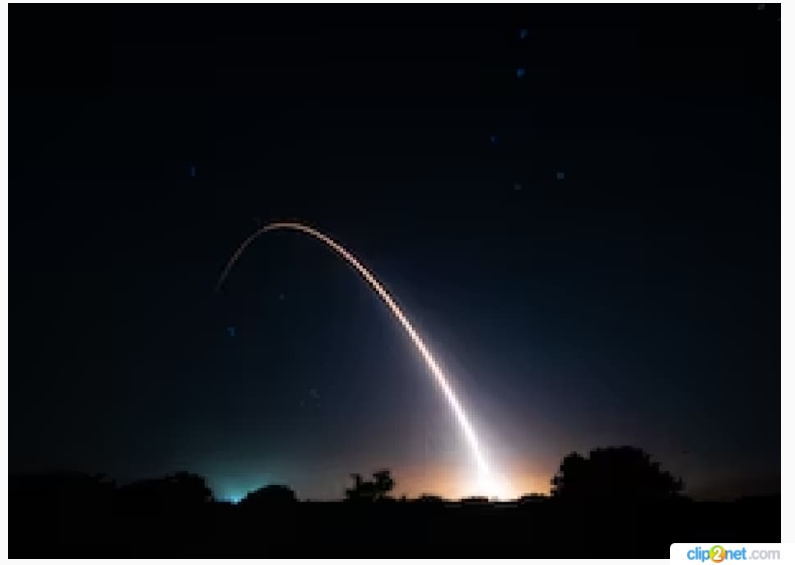 Неозброєна міжконтинентальна балістична ракета Minuteman III стартує під час експлуатаційних випробувань на базі космічних сил Ванденберг.