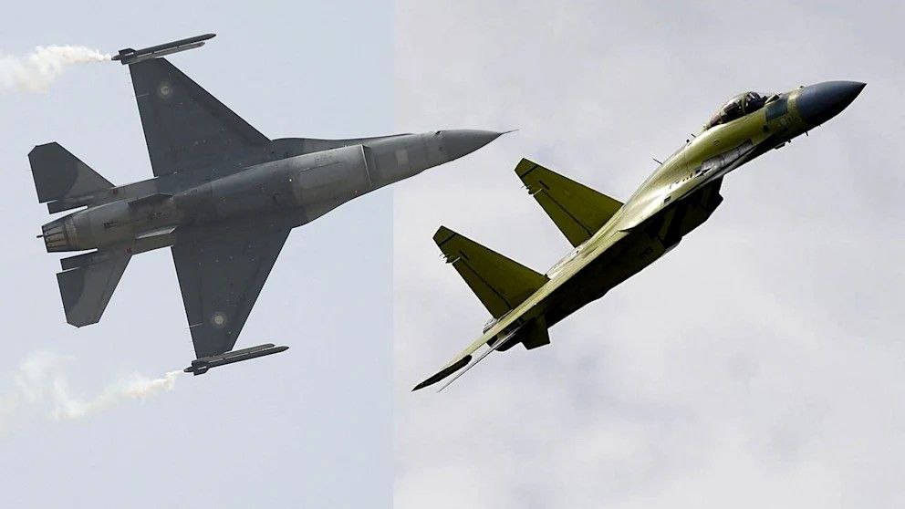 На оприлюдненому фото видно: зліва — американський F-16, справа — російський Су-35.