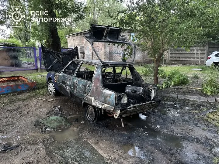 У Запоріжжі внаслідок російського удару постраждали три жінки 47, 79 та 80 років, згоріло два автомобілі, пошкоджено ще 10 машин і багатоповерхівку.