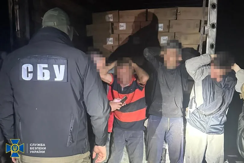 Служба безпеки України спільно з ГУР МО та ВМС ЗСУ затримала в Одесі чотирьох учасників контрабандного каналу, які працювали на фсб рф.