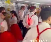 У Харкові один із шкільних випускних відбувся в підземному укритті. Такі умови завершення навчання для дітей показали на відео.