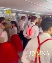 У Харкові один із шкільних випускних відбувся в підземному укритті. Такі умови завершення навчання для дітей показали на відео.
