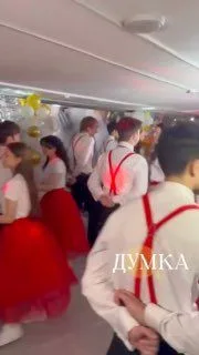 У Харкові один із шкільних випускних відбувся в підземному укритті. Такі умови завершення навчання для дітей показали на відео.