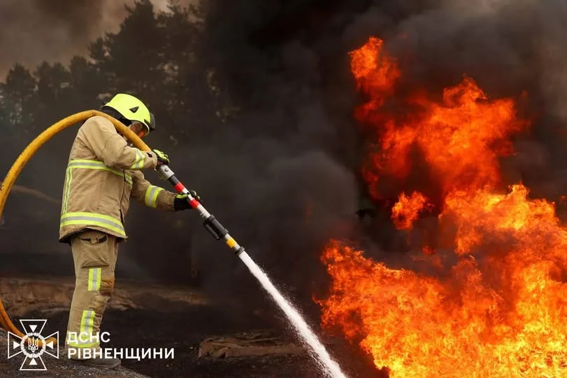Російський БпЛА спричинив пожежу на непрацюючому підприємстві на Рівненщині