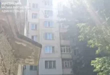 У Херсоні дрон влучив у багатоповерховий будинок