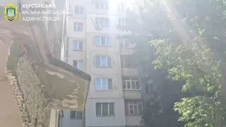 У Херсоні дрон влучив у багатоповерховий будинок