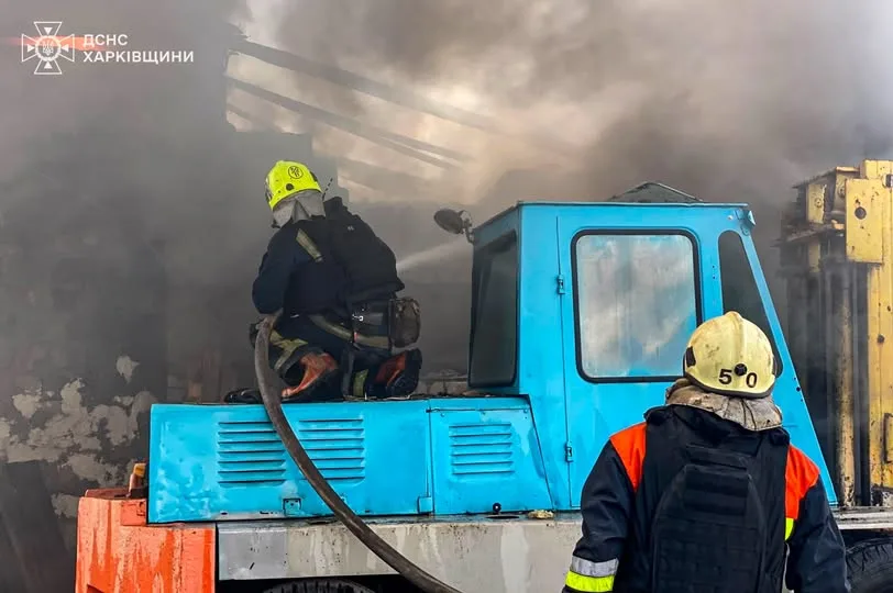 Російський ударний дрон влучив у будівлю підприємства на Харківщині