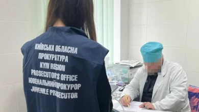 На Київщині лікарю повідомили про підозру через ненадання допомоги 3-річній дитині з хімічними опіками