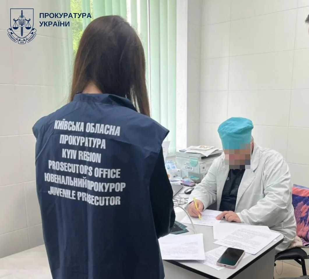 На Київщині лікарю повідомили про підозру через ненадання допомоги 3-річній дитині з хімічними опіками