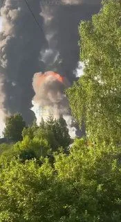 У Новомосковську Тульської області РФ після атаки дронів горить завод «Азот»