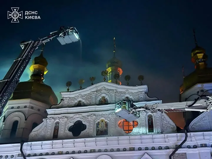 Нічна російська атака по Києву: пожежі та руйнування в кількох районах міста