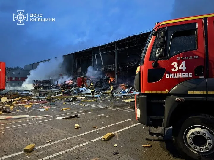 На Київщині через комбіновану атаку РФ виникли пожежі в кількох районах