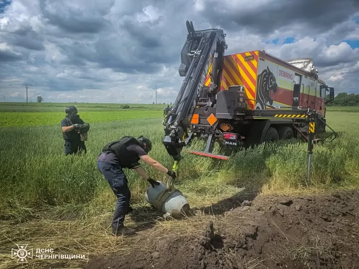 На Чернігівщині сапери ДСНС знищили бойову частину ракети Х-101