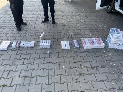 На кордоні з Угорщиною вилучили мікроавтобус і понад тисячу пачок тютюну