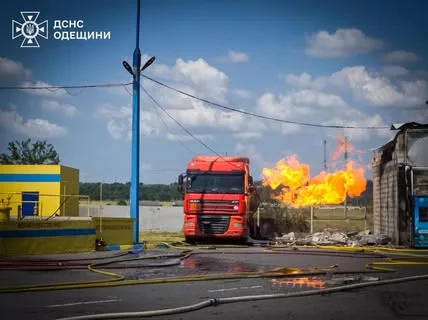 В Одеській області рятувальники ліквідували наслідки удару по АЗС без жертв