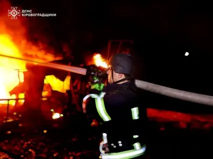 У Кропивницькому вночі атакували інфраструктурний об’єкт, пожежу ліквідовано