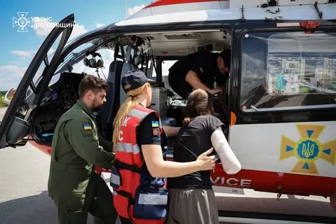 Рятувальницю Олександру Щебілову, поранену під час ракетного удару по Харкову, доправили на лікування до Львова