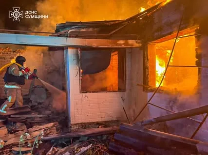 ДСНС ліквідувала наслідки ударів дронів по житловому сектору Сумщини