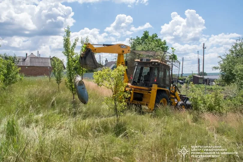 На Харківщині сапери знешкодили 500-кілограмову авіабомбу в Дергачах