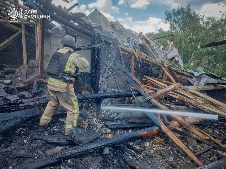 У Конотопі російський БпЛА влучив у кінотеатр, поранено шістьох людей