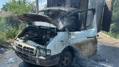 На Донеччині російський FPV-дрон влучив у цивільне авто в Красноторці