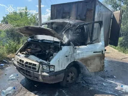 На Донеччині російський FPV-дрон влучив у цивільне авто в Красноторці