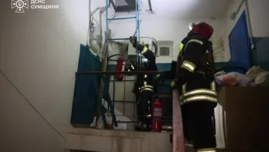 У Сумах ударний дрон влучив у дах дев’ятиповерхівки, евакуйовано мешканців