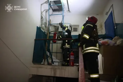 У Сумах ударний дрон влучив у дах дев’ятиповерхівки, евакуйовано мешканців