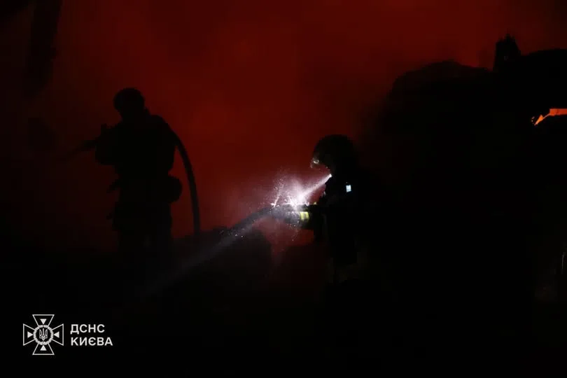 У Києві ліквідували пожежу на складах після російського обстрілу
