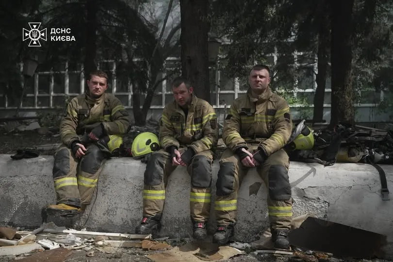 ДСНС залучила понад 200 рятувальників до ліквідації наслідків нічної атаки на Київ