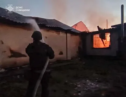 На Сумщині рятувальники загасили масштабну пожежу після атаки російських БпЛА