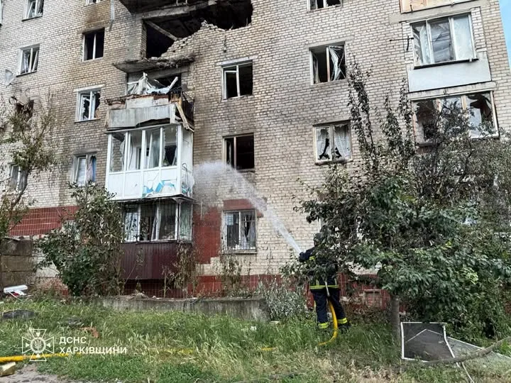 Удар БпЛА РФ по багатоповерхівці в Ізюмі: одна людина загинула, троє поранені
