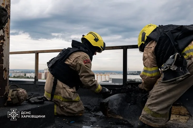 У Харкові уламки російського БпЛА пошкодили дах багатоповерхівки та дитячий майданчик