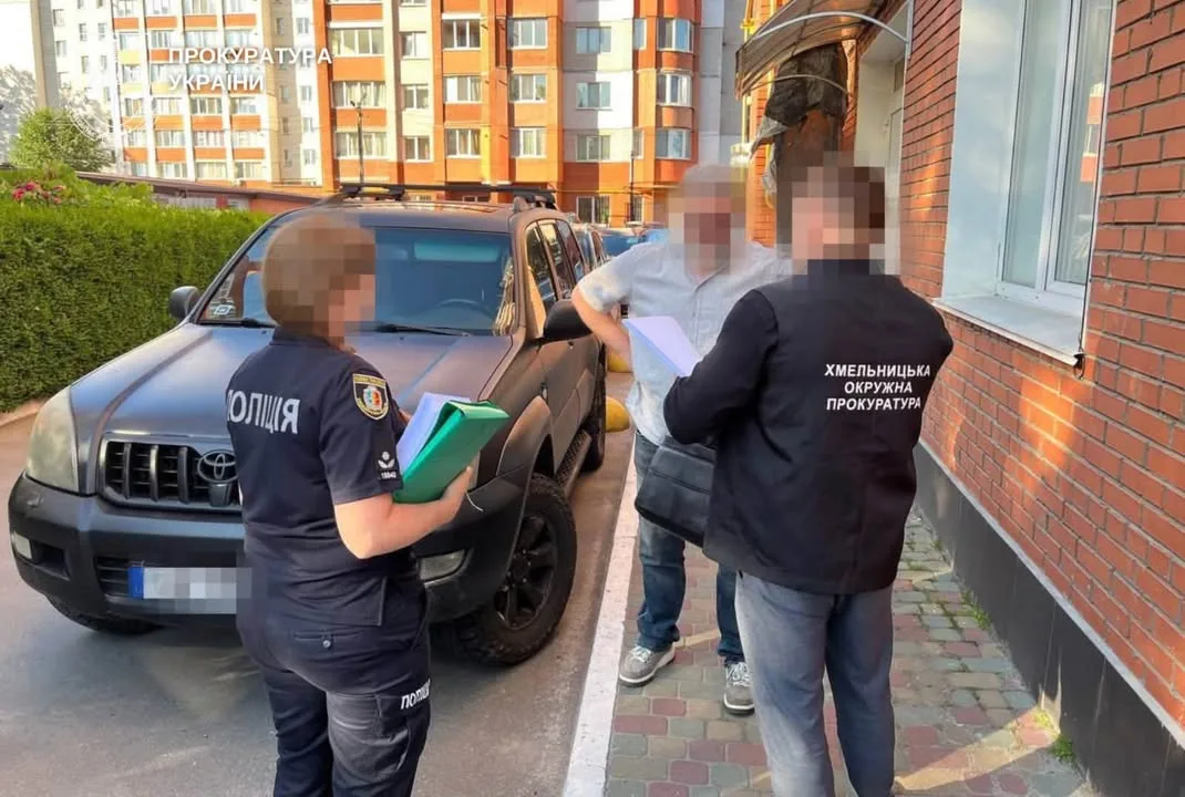 На Хмельниччині підозрюють адвоката та двох посадовців у заволодінні землями громади на понад 53 млн грн