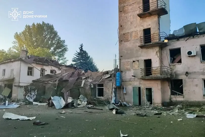 Російські удари по рятувальниках у Дружківці та Нікополі: пошкоджено пожежну техніку