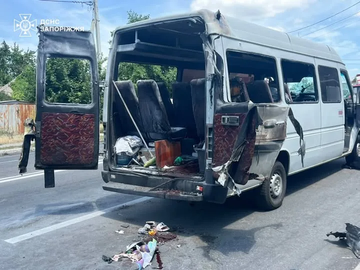 У Запоріжжі удар російського БпЛА по маршрутці: попередньо троє загиблих і шестеро поранених