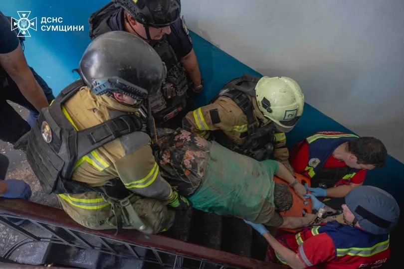 Росія завдала авіаудару по Сумах: рятувальники ДСНС врятували двох людей